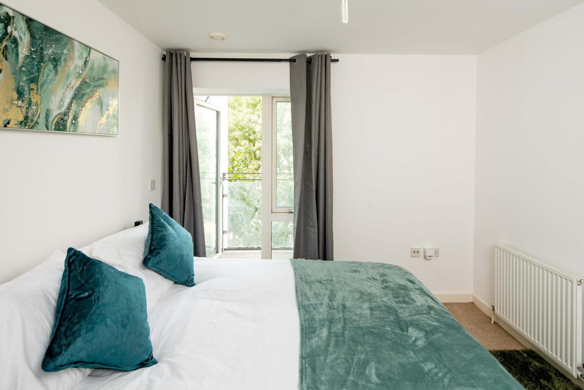 One Bedroom Near With Private Balcony London