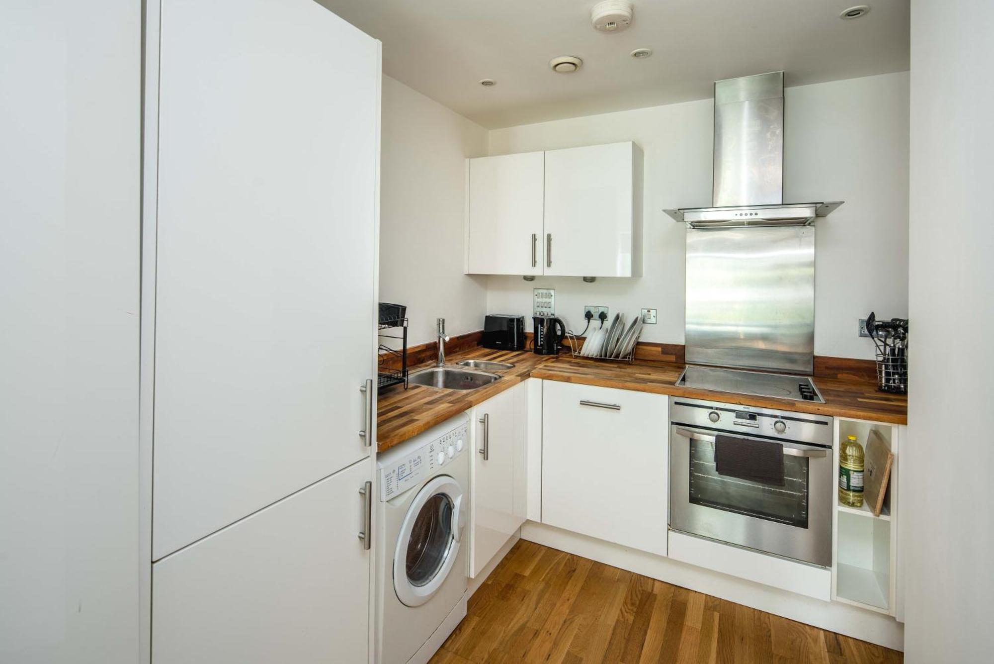 Apartment One Bedroom Near With Private Balcony *