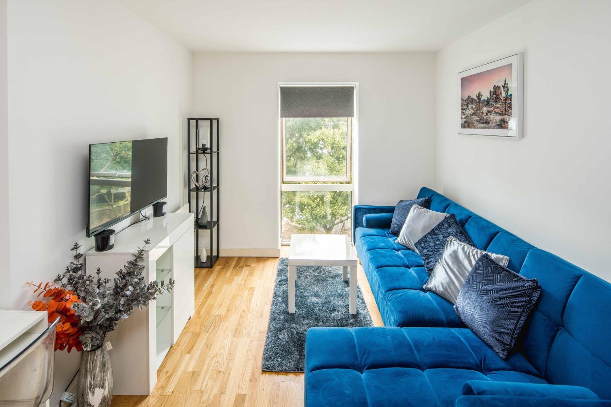 Apartment One Bedroom Near With Private Balcony