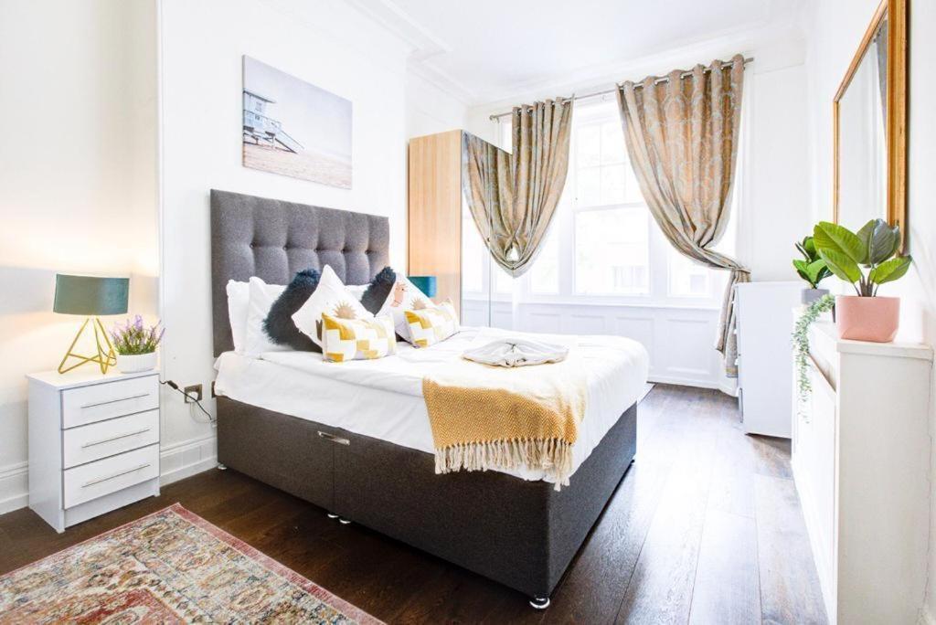 Marble Arch Beautiful Four Bedroom Apartment London