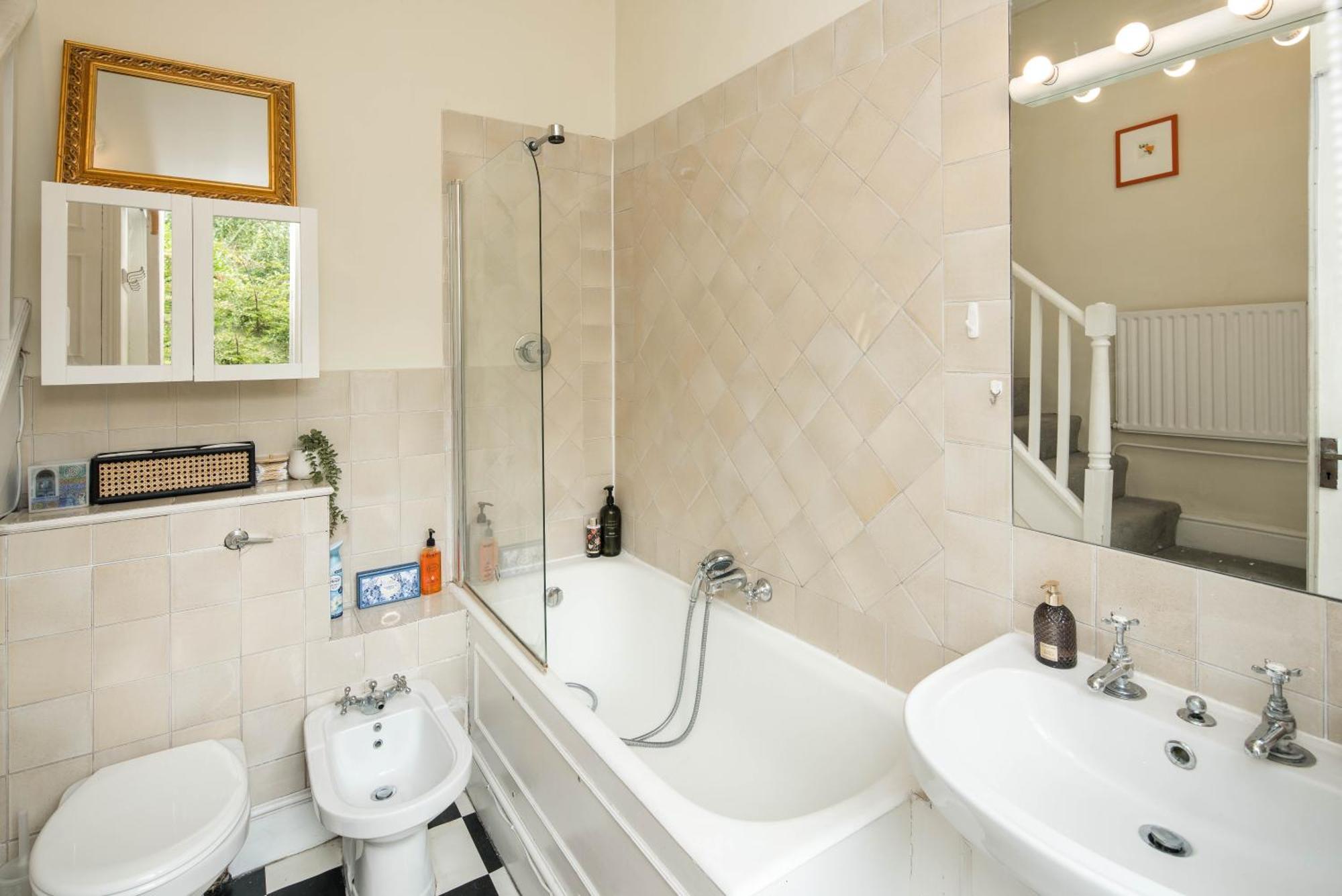 Victorian Garden Retreat: Hyde Park Elegance *