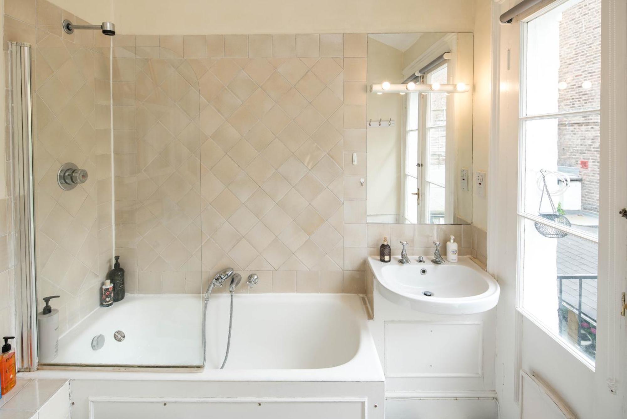 Victorian Garden Retreat: Hyde Park Elegance Apartment
