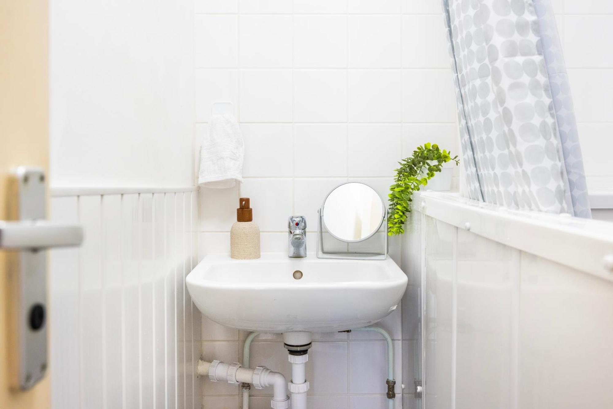 Apartamento Poplar - Sleep 4-5 - Ideal For Business Travellers & Contractors - Near Canary Wharf And Dlr Station - Parking Tickets Available On Request *