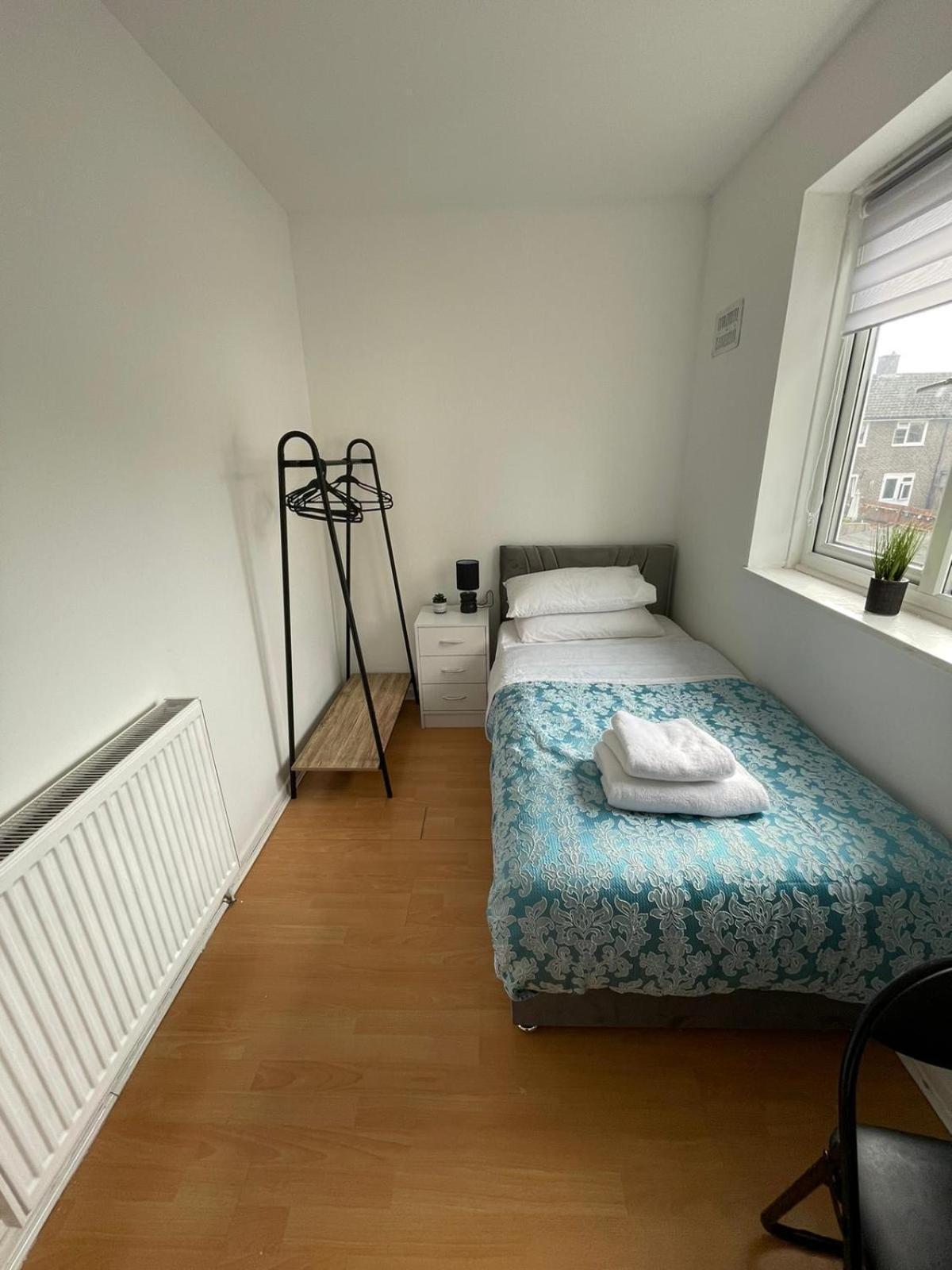 Casa de férias Lovely Spacious 3 Bedroom House With Sofa Bed, 30 Minutes From