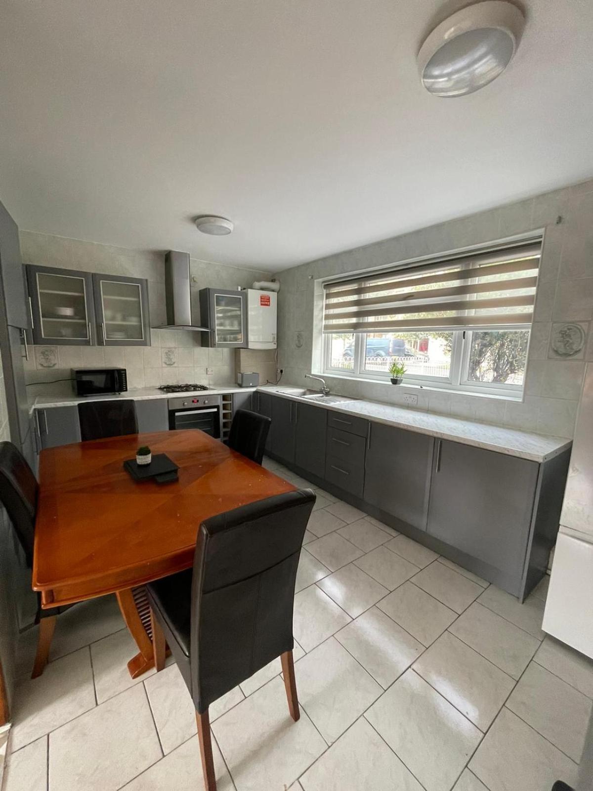 Casa de férias Lovely Spacious 3 Bedroom House With Sofa Bed, 30 Minutes From *