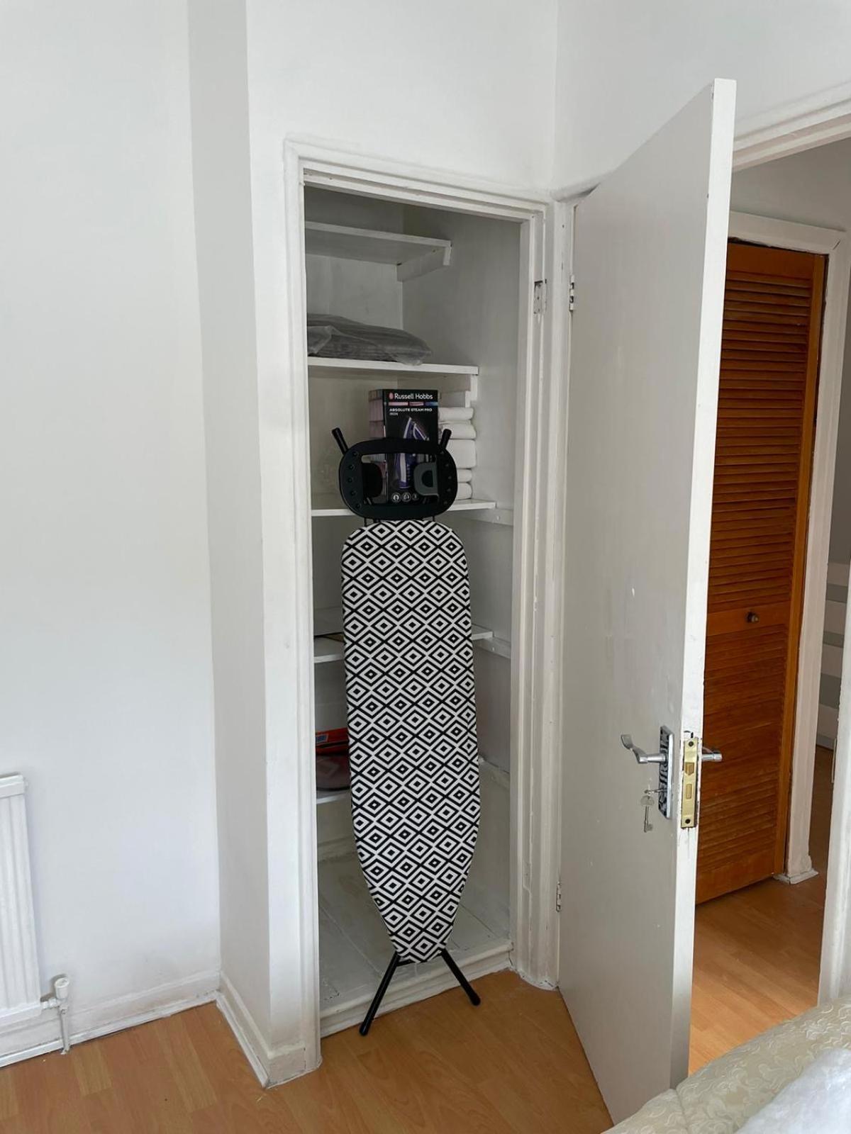 Lovely Spacious 3 Bedroom House With Sofa Bed, 30 Minutes From Casa de férias Londres