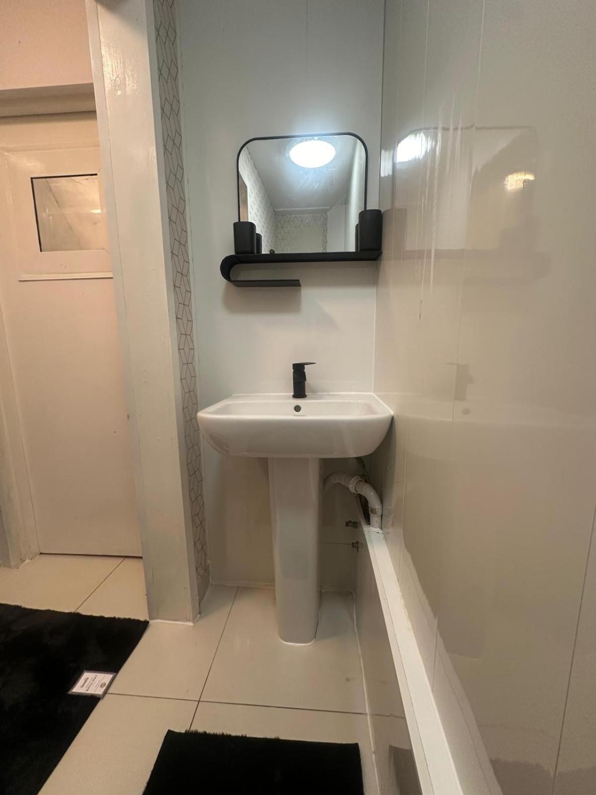 Apartment Stylish Garden-level Flat In Chiswick London