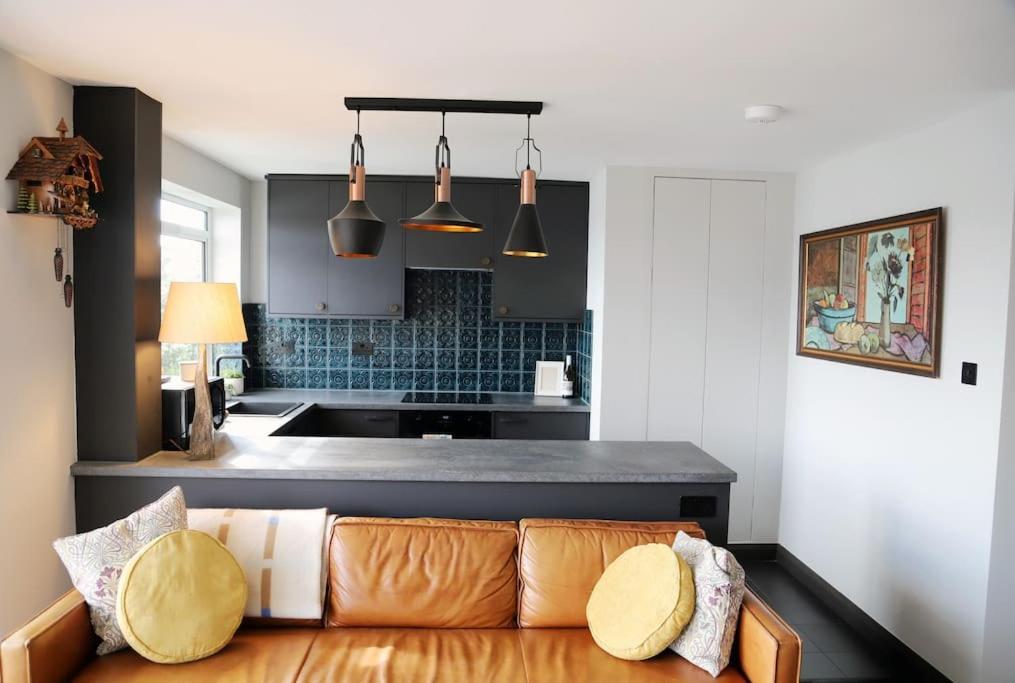 Apartment Riverfront Executive With Garage & Balcony Overlooking The Thames London
