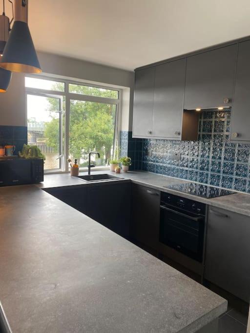 Apartment Riverfront Executive With Garage & Balcony Overlooking The Thames