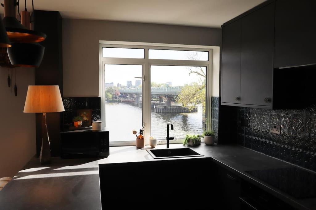 Riverfront Executive With Garage & Balcony Overlooking The Thames *