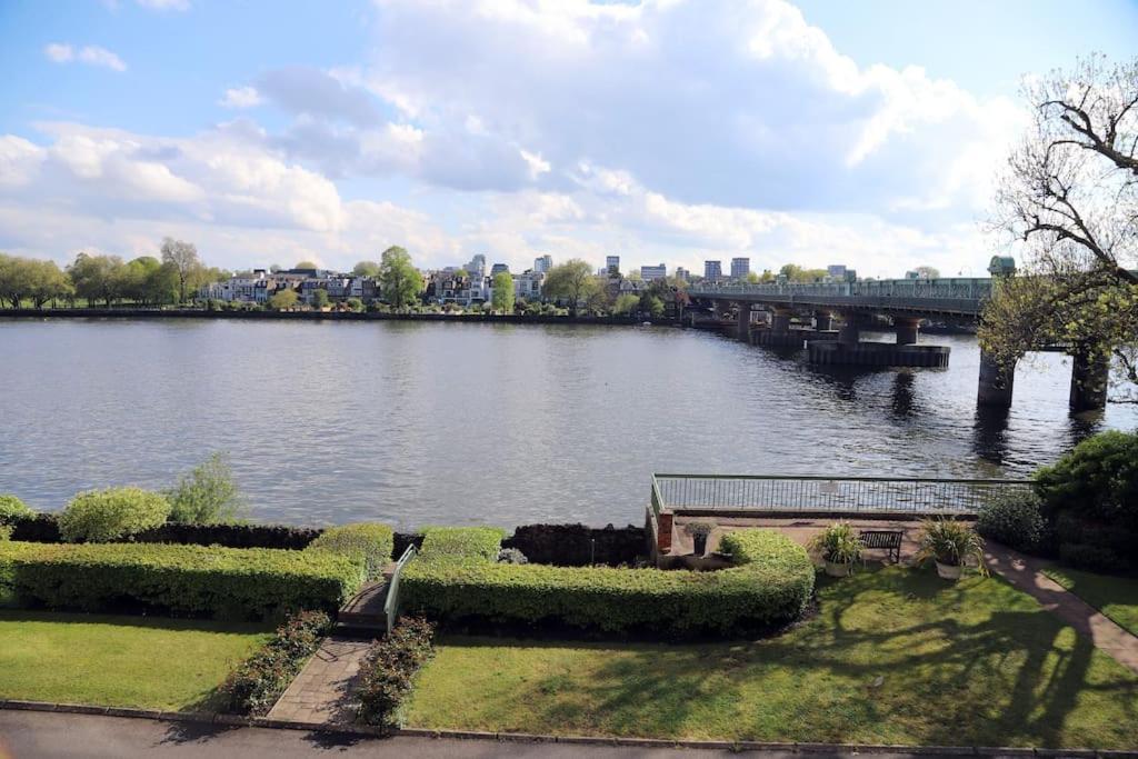 Riverfront Executive With Garage & Balcony Overlooking The Thames