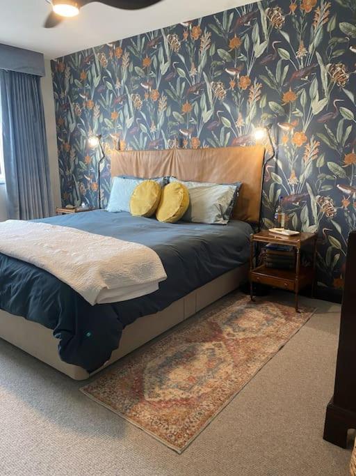 Apartment Riverfront Executive With Garage & Balcony Overlooking The Thames *