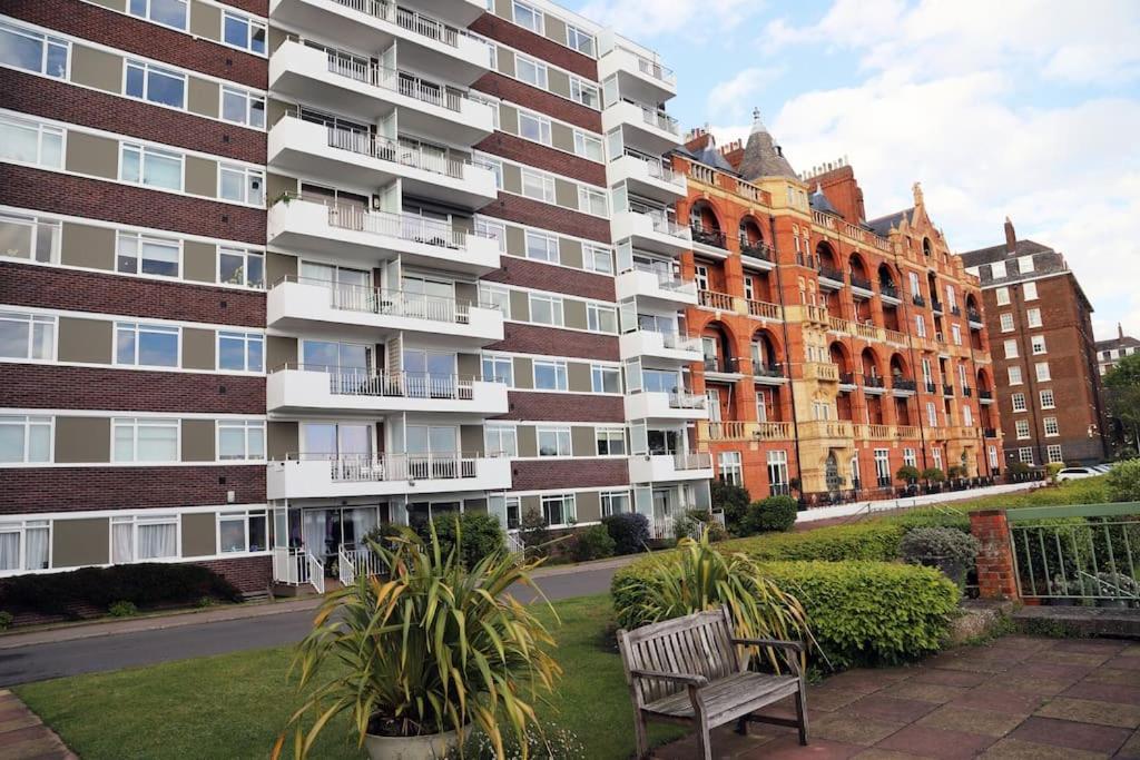 Riverfront Executive With Garage & Balcony Overlooking The Thames