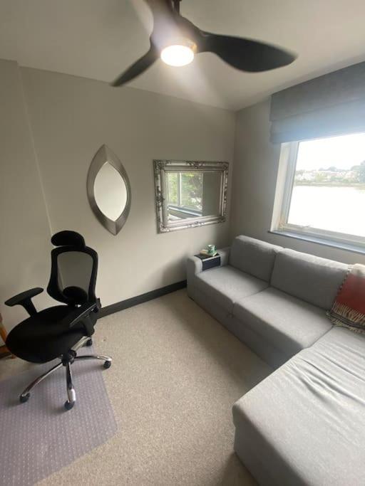 Riverfront Executive With Garage & Balcony Overlooking The Thames Apartment *