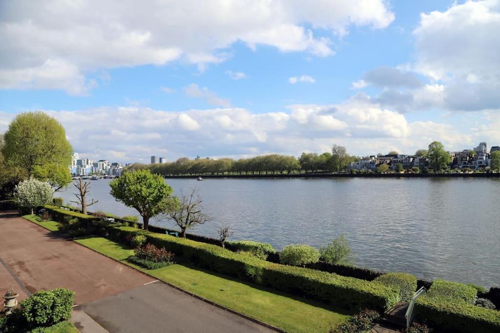 Apartment Riverfront Executive With Garage & Balcony Overlooking The Thames London