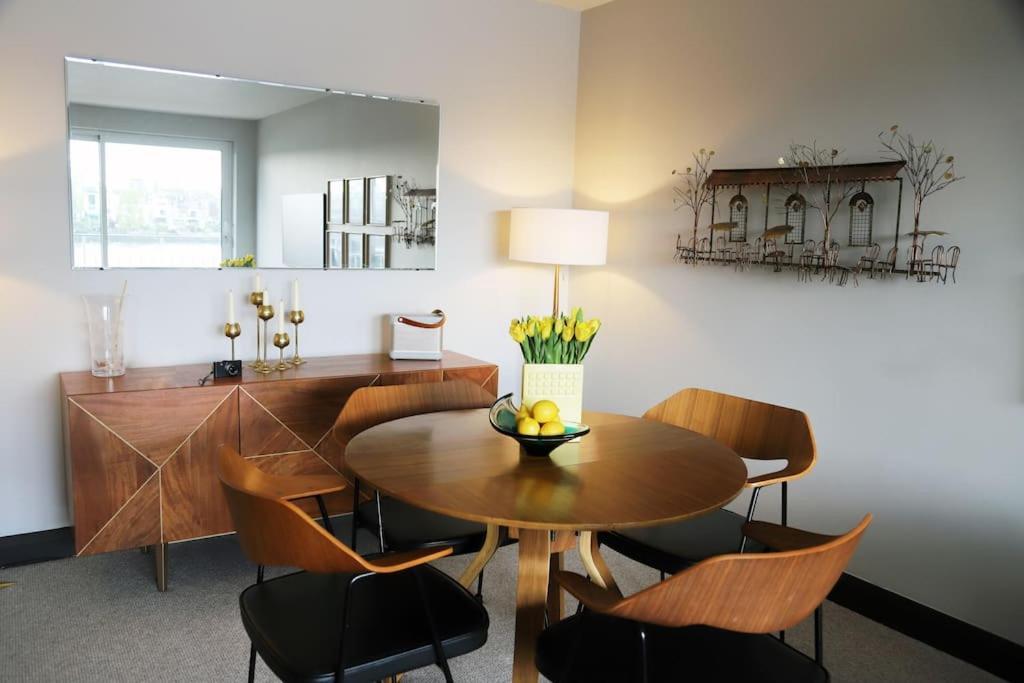 Riverfront Executive With Garage & Balcony Overlooking The Thames *