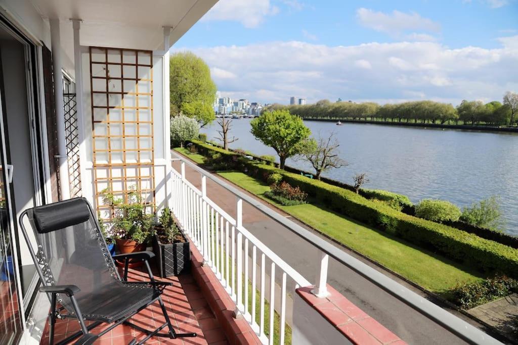Riverfront Executive With Garage & Balcony Overlooking The Thames