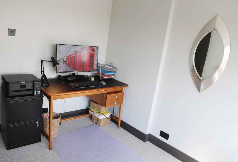 Riverfront Executive With Garage & Balcony Overlooking The Thames Apartment *