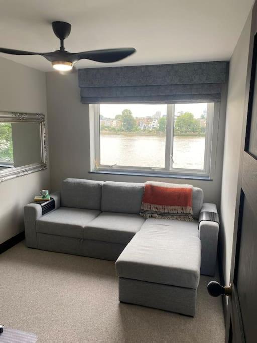 Apartment Riverfront Executive With Garage & Balcony Overlooking The Thames *