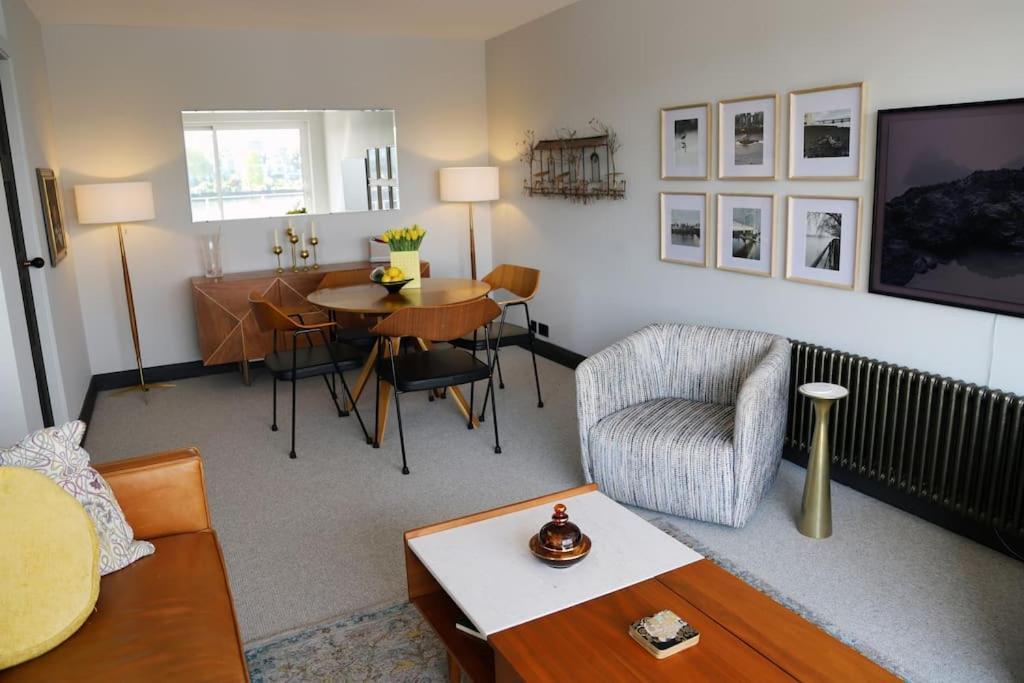 Riverfront Executive With Garage & Balcony Overlooking The Thames Apartment London
