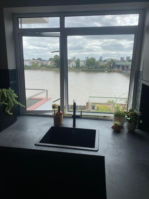 Apartment Riverfront Executive With Garage & Balcony Overlooking The Thames *