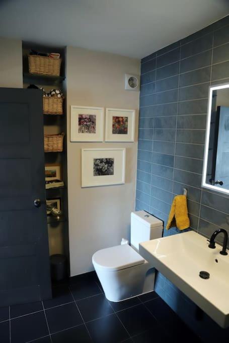 Riverfront Executive With Garage & Balcony Overlooking The Thames * London