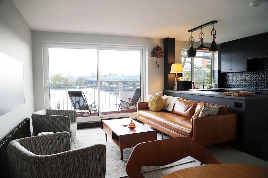 Riverfront Executive With Garage & Balcony Overlooking The Thames Apartment