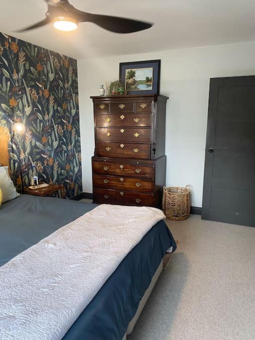 Apartment Riverfront Executive With Garage & Balcony Overlooking The Thames