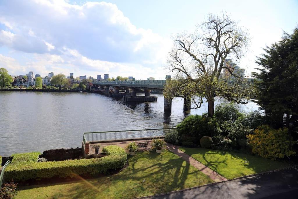 Riverfront Executive With Garage & Balcony Overlooking The Thames London