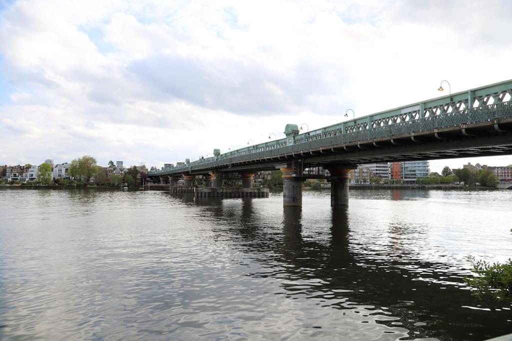 Riverfront Executive With Garage & Balcony Overlooking The Thames