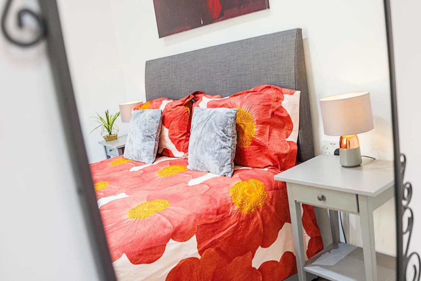 Three Bedrooms 3 Bathrooms In * London