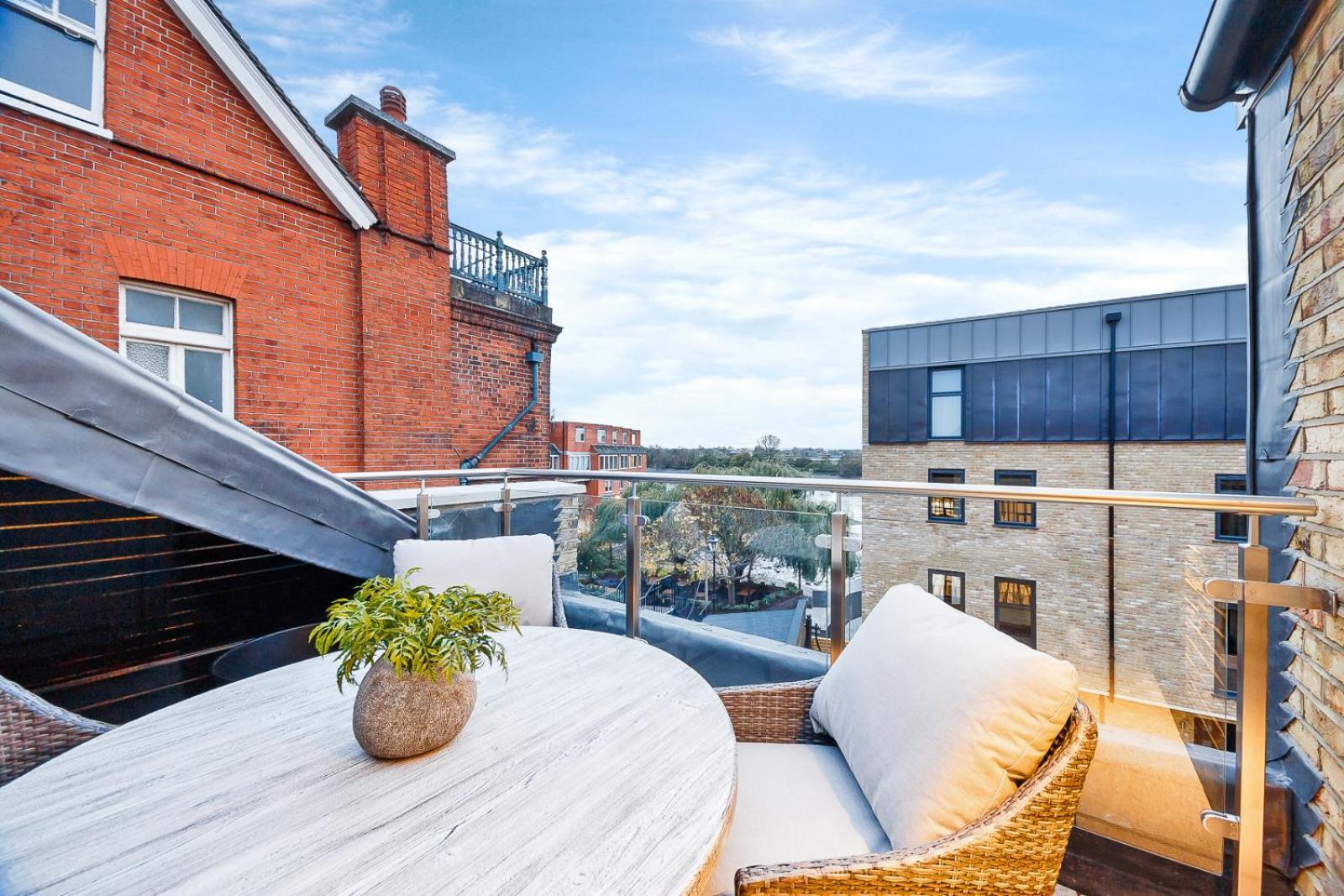 Palace Wharf Apartment *