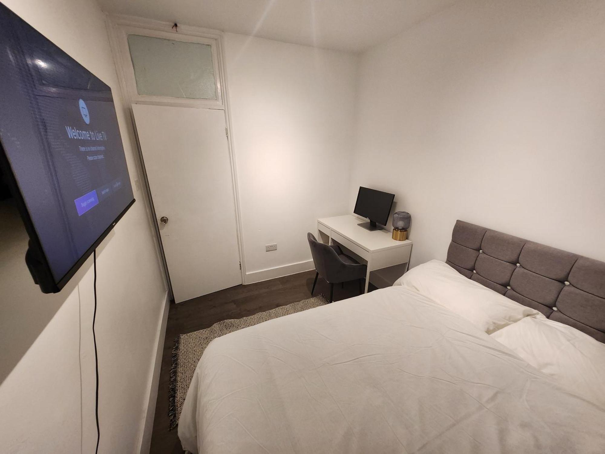 Flat With Work Station, Monitor, Smart Tv & Netflix Apartment *