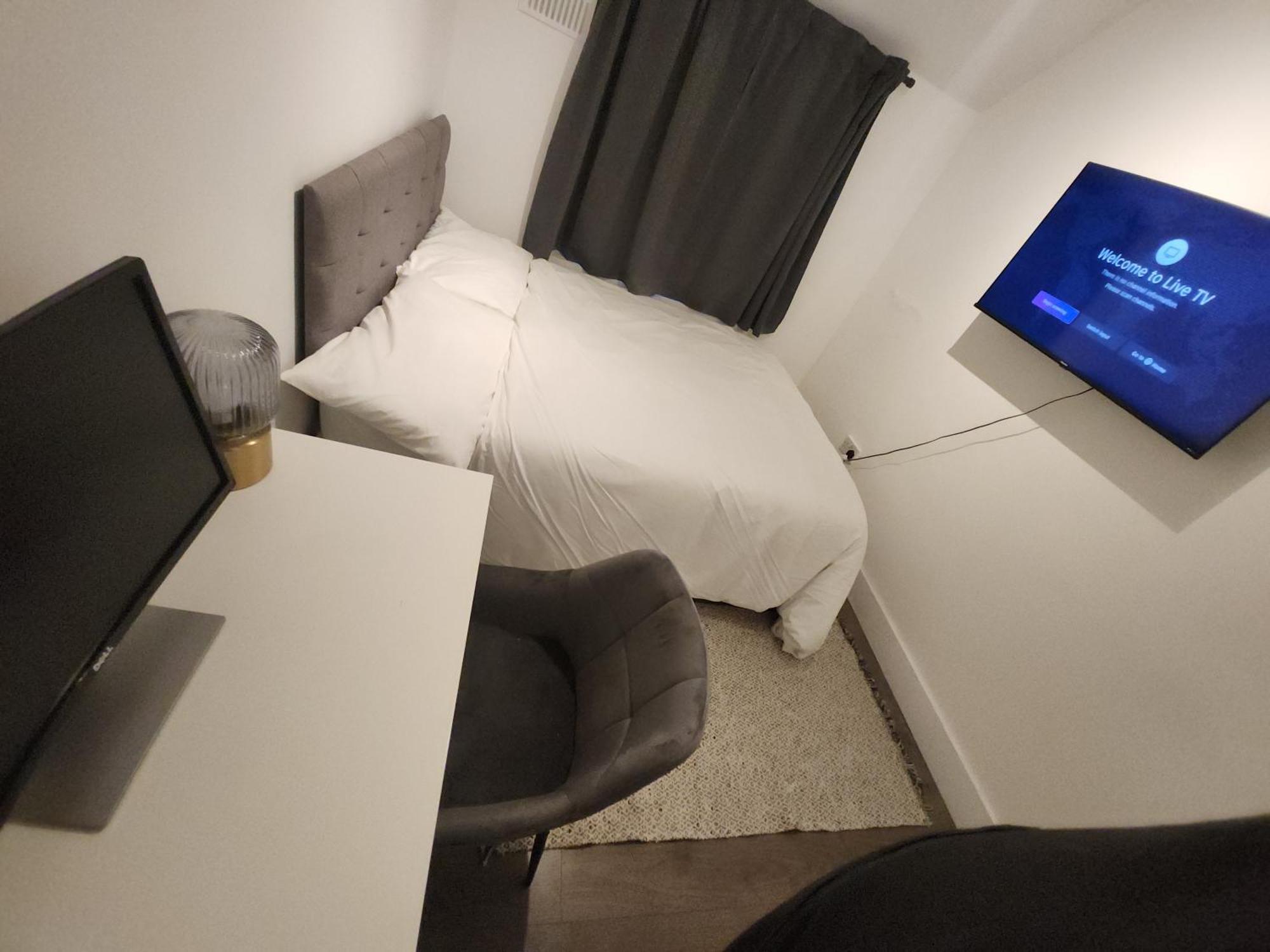 Apartment Flat With Work Station, Monitor, Smart Tv & Netflix *
