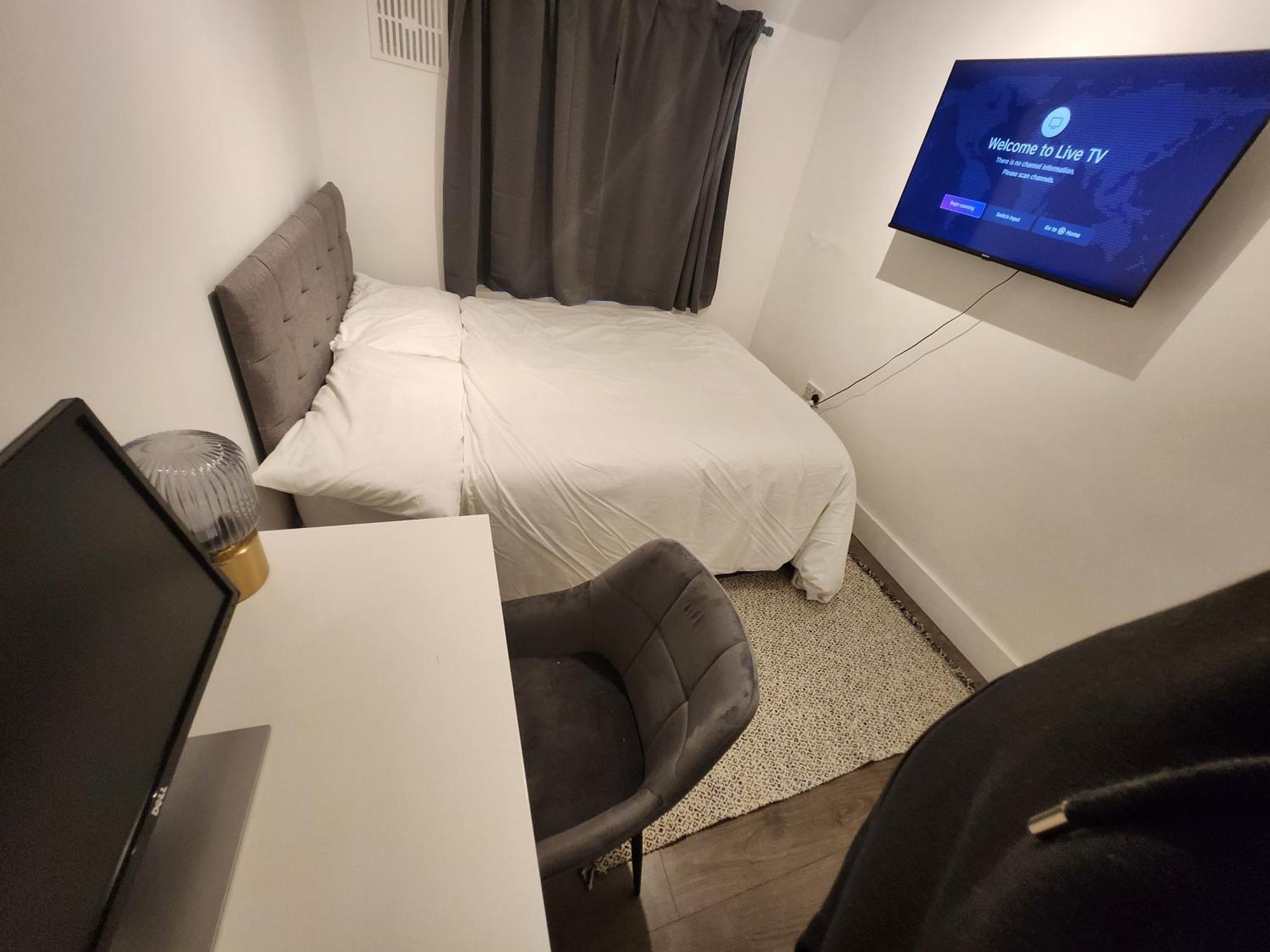 Flat With Work Station, Monitor, Smart Tv & Netflix Apartment London
