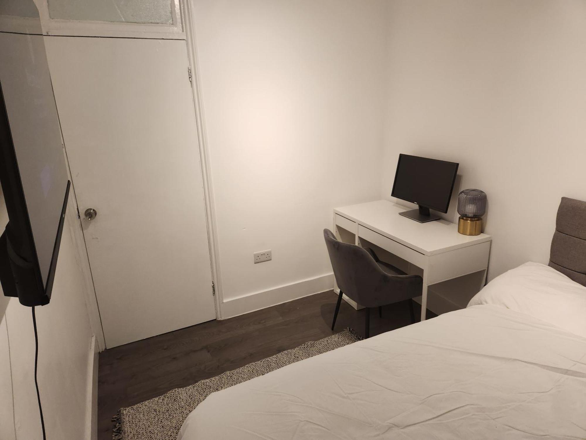 Apartment Flat With Work Station, Monitor, Smart Tv & Netflix London