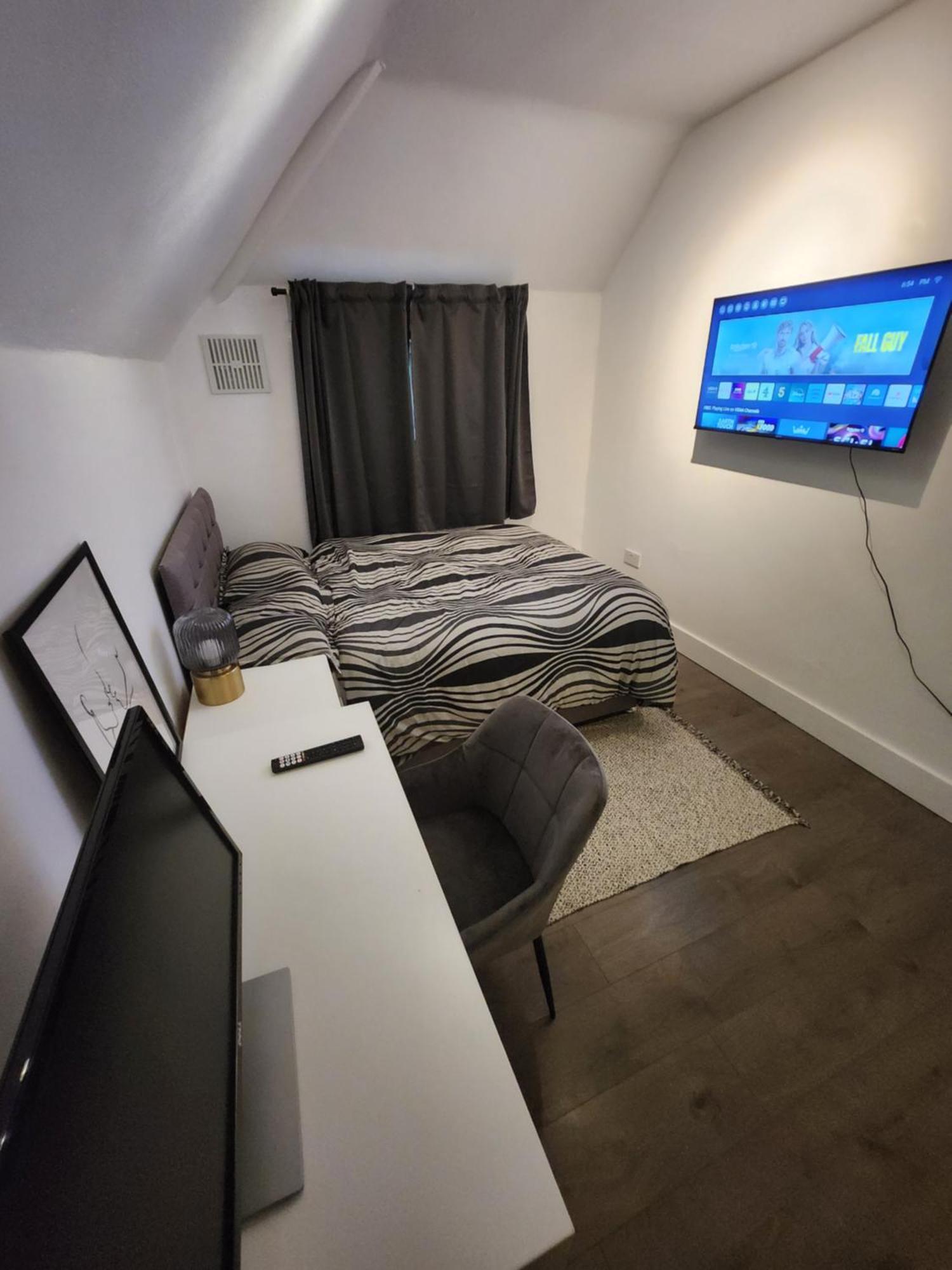 Apartment Flat With Work Station, Monitor, Smart Tv & Netflix London
