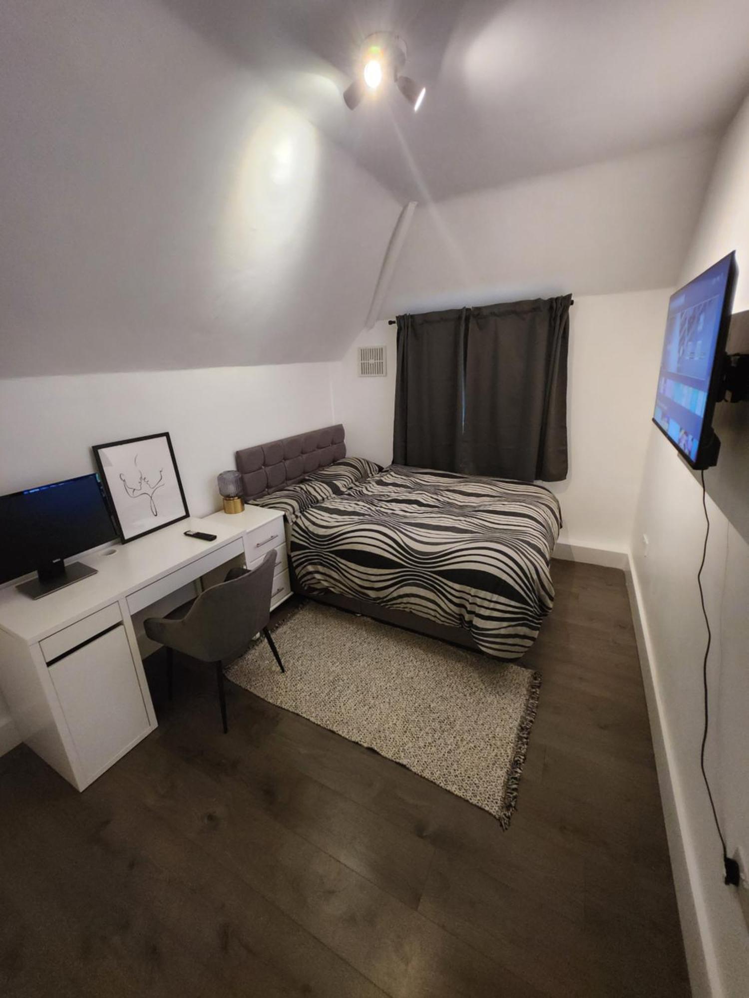 Flat With Work Station, Monitor, Smart Tv & Netflix Apartment London