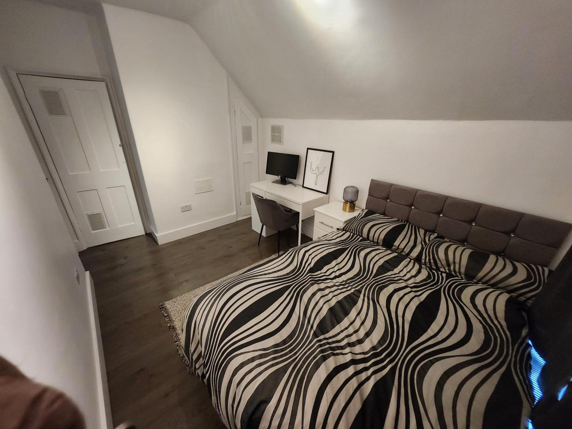 Apartment Flat With Work Station, Monitor, Smart Tv & Netflix London