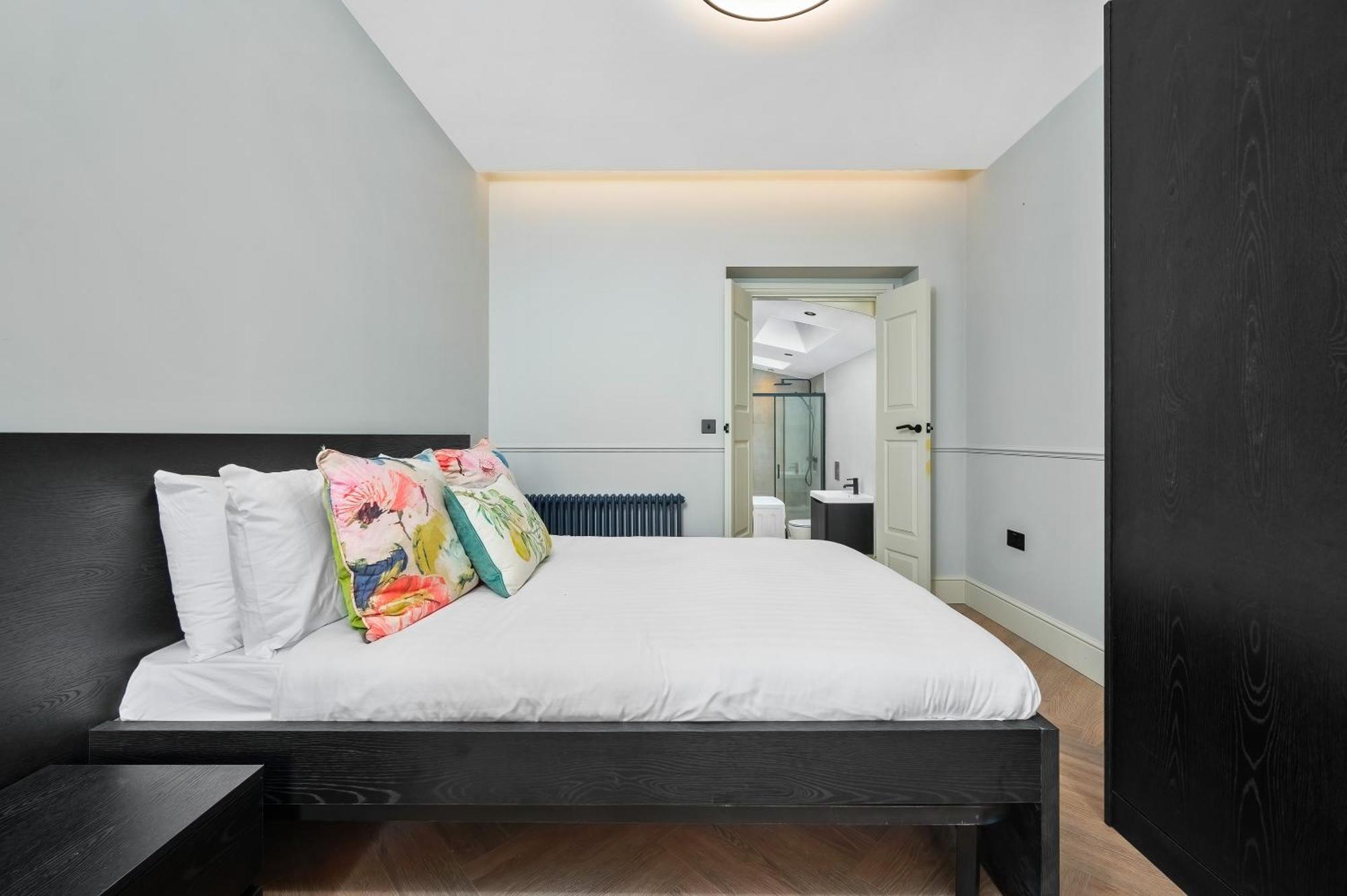 Nine Elms Modern Apartment