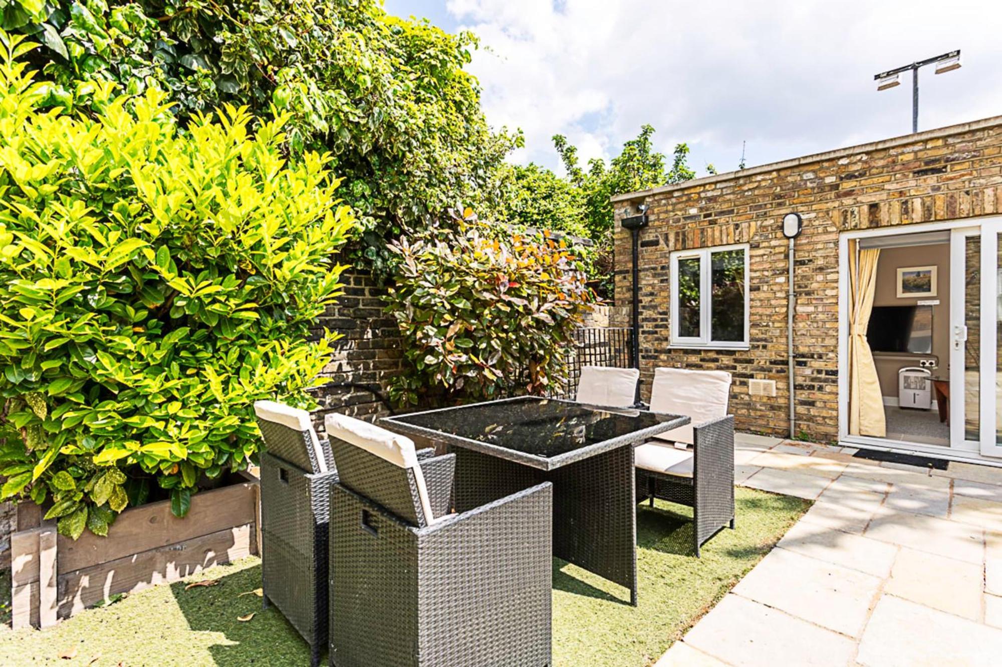 Apartment Charming Garden Studio London