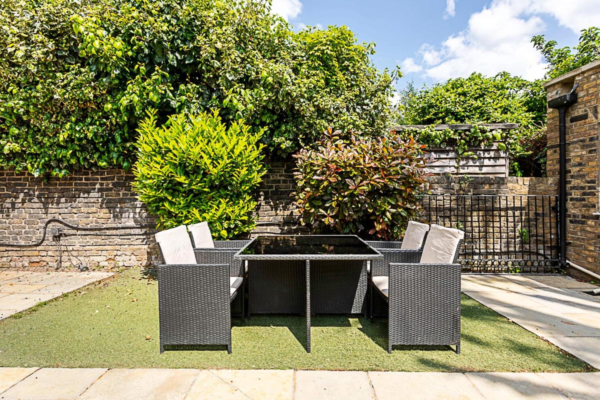 Charming Garden Studio Apartment