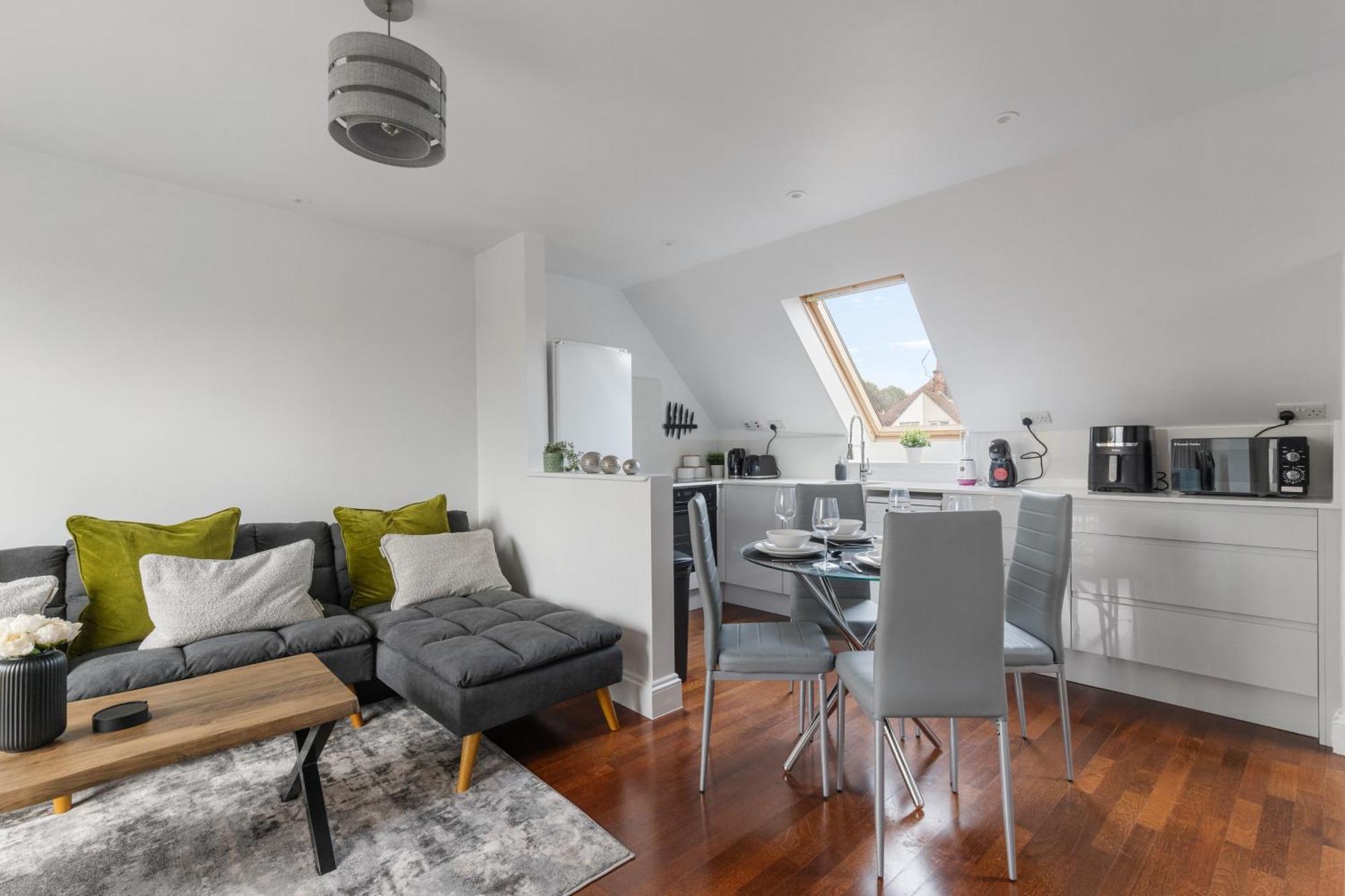 The Hampstead Hideaway - Free Parking - Close To Ldn * London