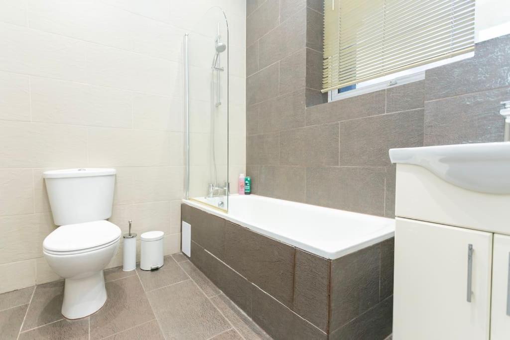 Trendy 1br In West Kensington -opposite Station Apartment London