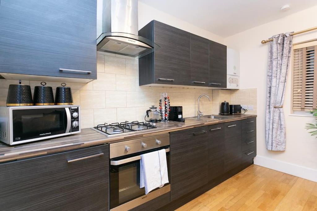 Roomy Bliss - Your Away Apartment London