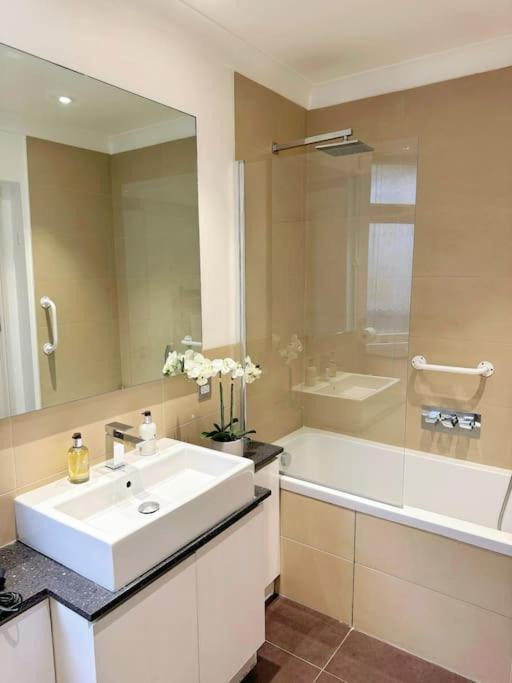 The Mayfair Comfort Apartment