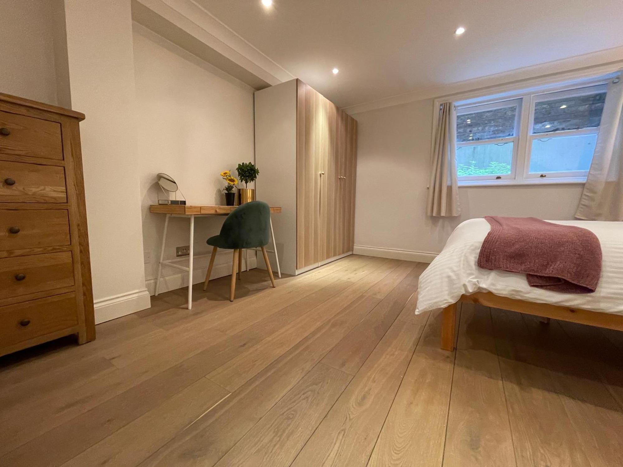 5 Bed House - Fancy - Sleep Up To 12 - London