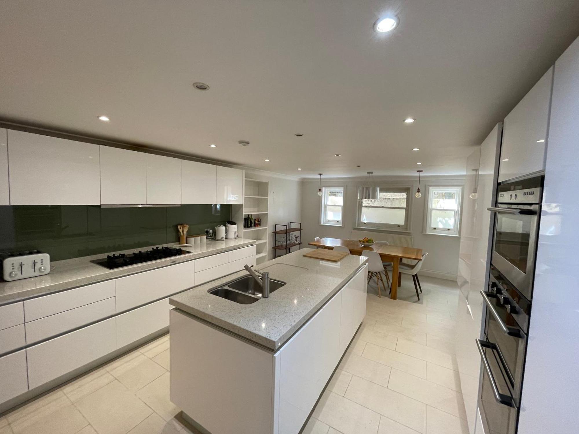 5 Bed House - Fancy - Sleep Up To 12 - Ferienhaus London