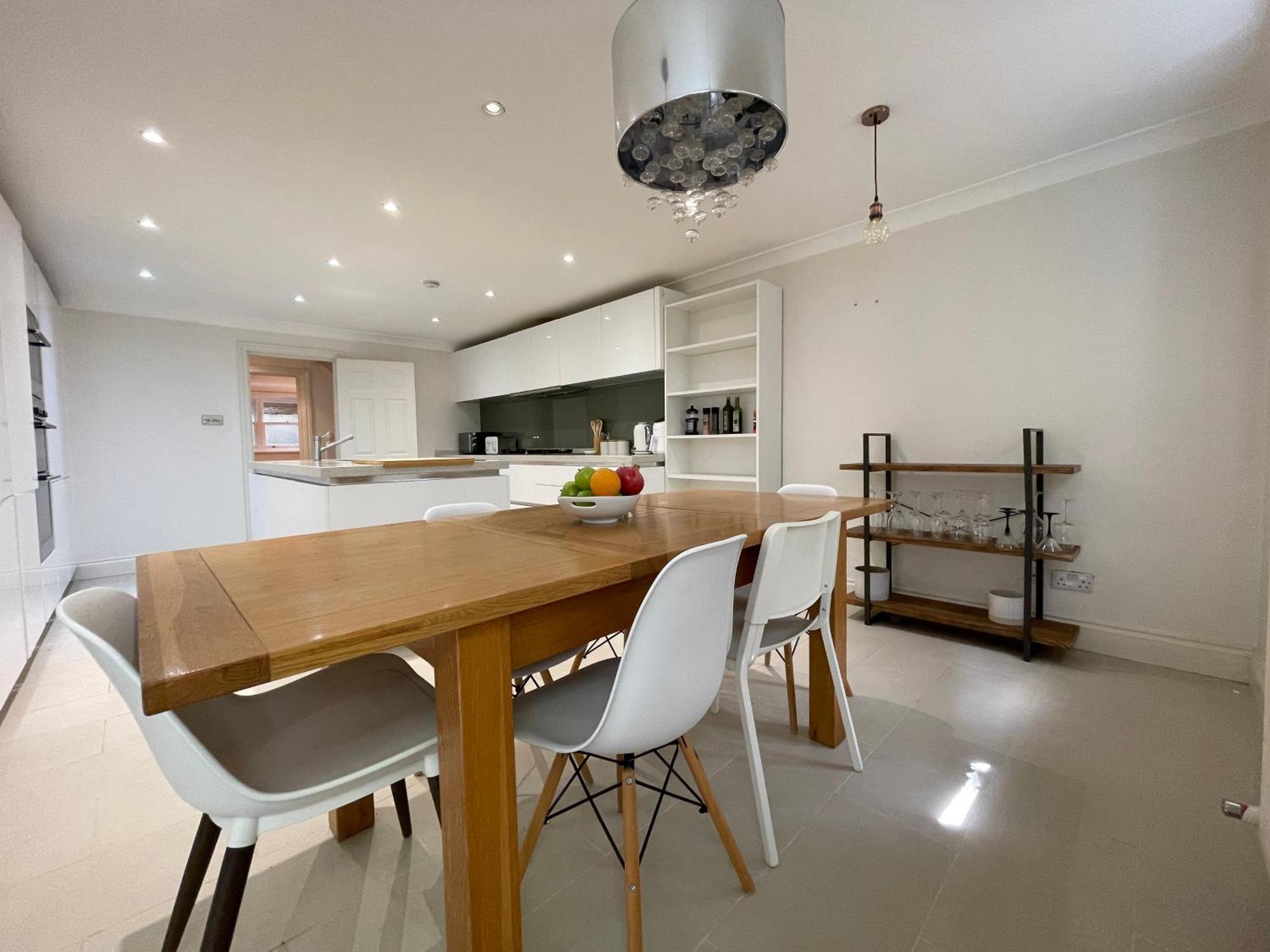 5 Bed House - Fancy - Sleep Up To 12 - London