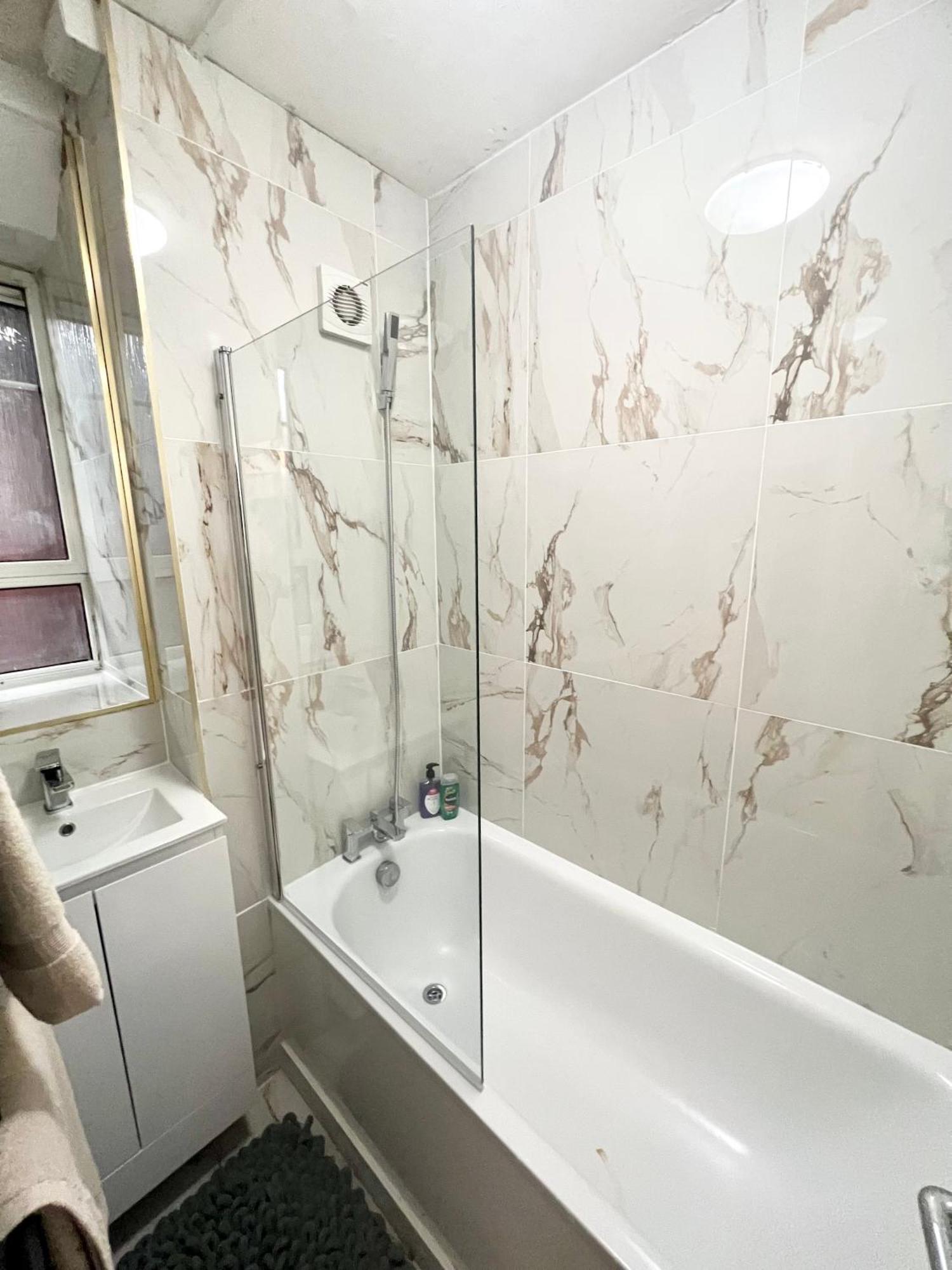 Apartamento 2 Bedroom Flat With Balcony In White City, Hammersmith Londres